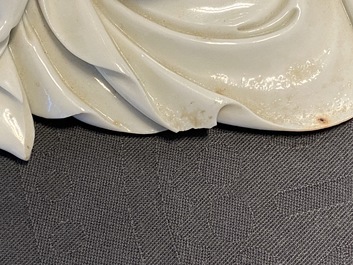 Une figure de Guanyin en porcelaine blanc de Chine, marque en creux, 19/20&egrave;me